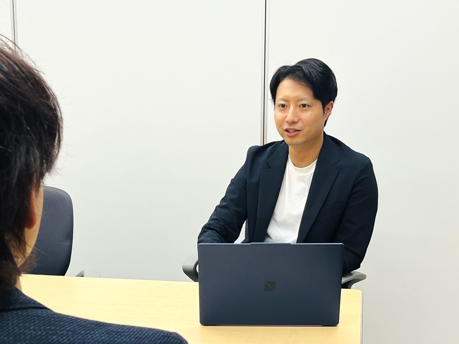 神戸・三宮の話し方教室Mocovitで講師が受講者と向かい合って話している様子