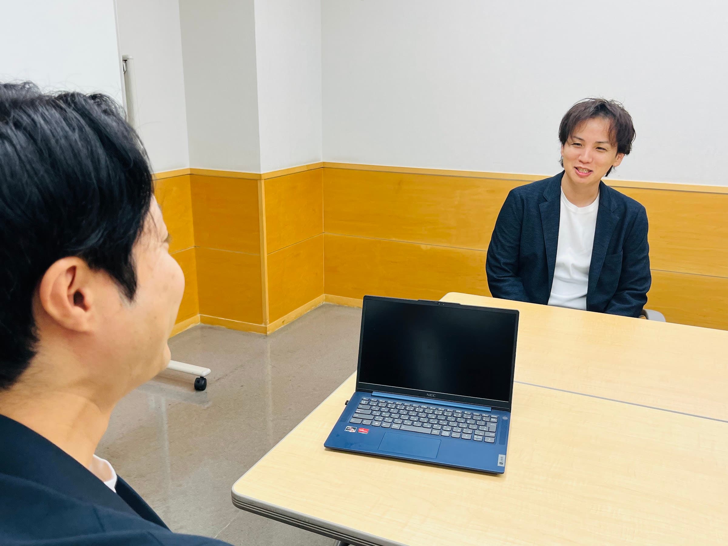 レッスンで話し方を練習する様子