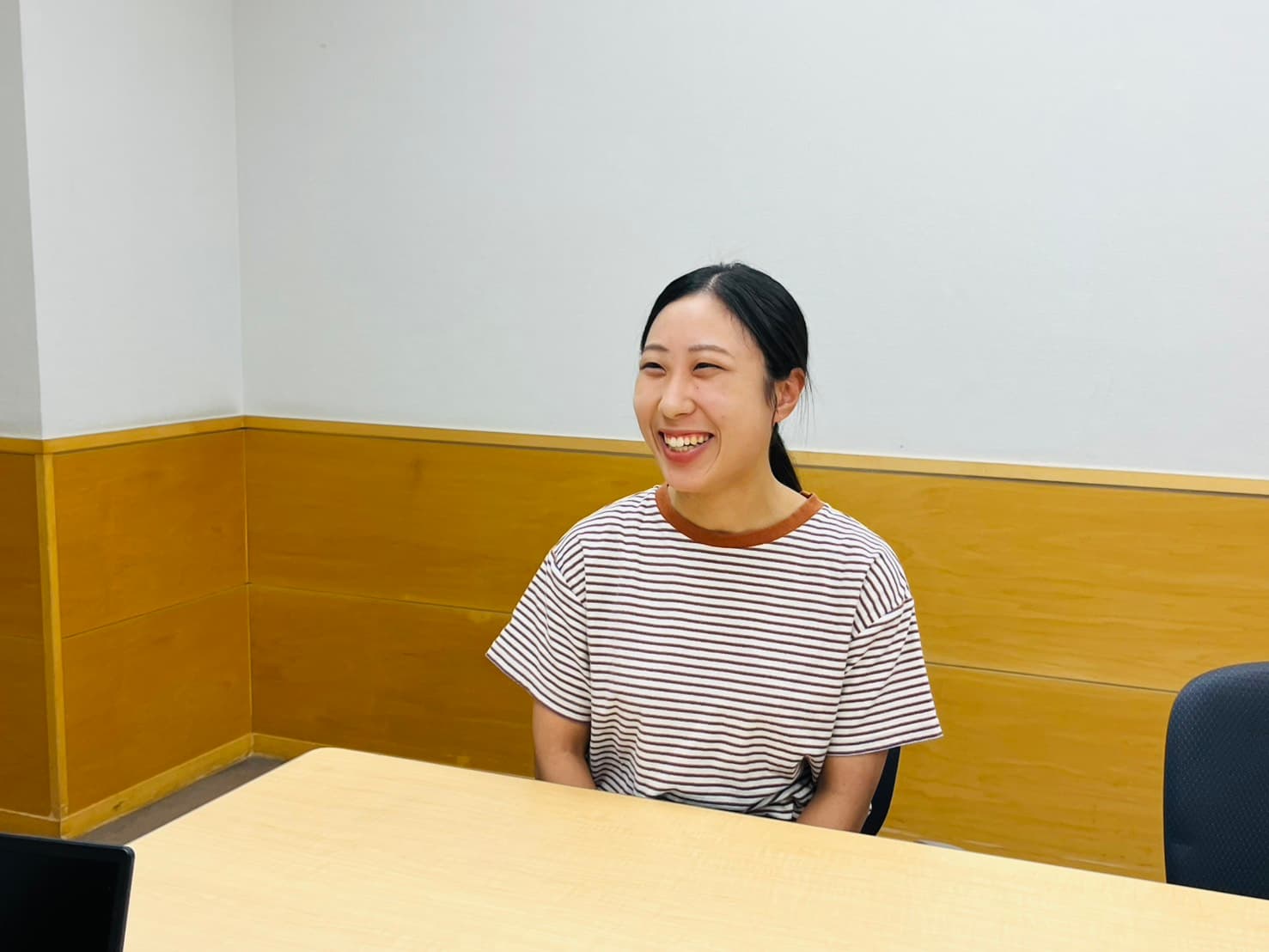 レッスン中に笑顔で話す受講者